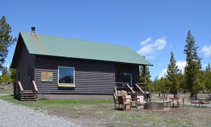 Dubois Cabin | Cozy Rustic Cabin on Union Pass with Breakfast Included