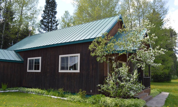 Pinnacle House | Cozy Rustic House Near Glacier Park with Pool & Breakfast