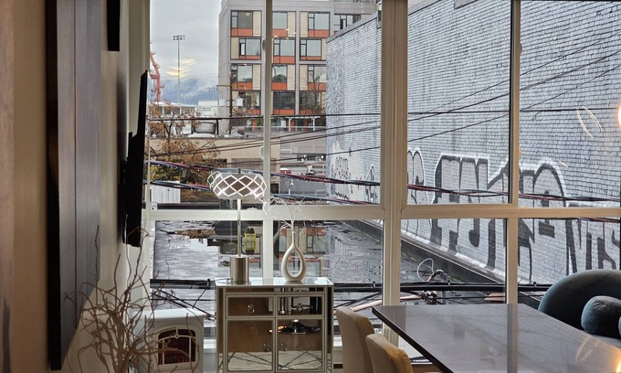 Downtown Eastside Apartment | Modern Downtown Vancouver Apartment with Oceanfront Views