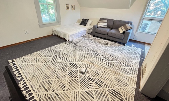 Pullman House | Entire unit in downtown Pullman. Steps away from restaurants and bars