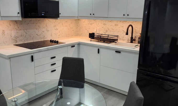 Newmarket House | Entire Unit, Newly Renovated Seperate Entry, 1 free paking, King bed