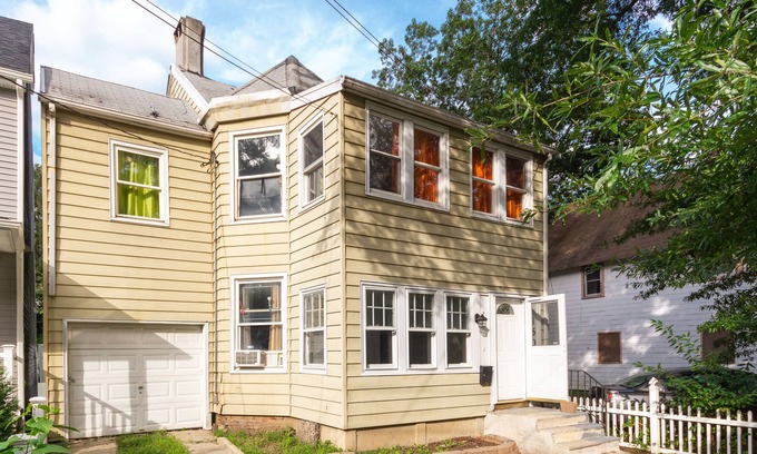 Ampere House | EntireHouse Belleville 4Bedroom 2Bath kingbed