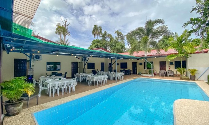 Tawala House | Entra Tourist Inn: Poolside Retreat with Ocean Views