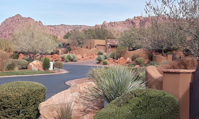 St. George House | Pet-Friendly Entrada 2 BR Villa with Kitchen & Views