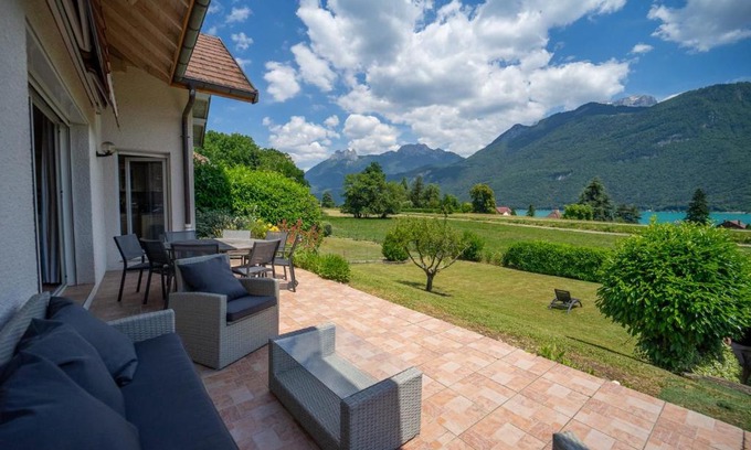 Chaparon Villa | Tranquil Getaway: Entre lac et montagnes - 4-Star Family Retreat