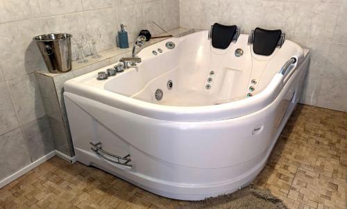 Marindia Apartment | Escape to Nature: Steps from the Beach with Hot Tub