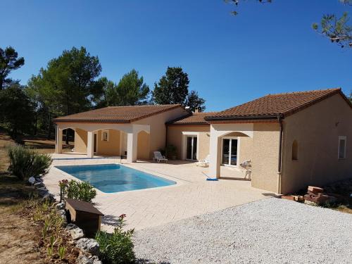 Signes House | Elegant Entre Pins et Soleil with Private Pool Oasis