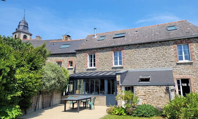 Saint-Coulomb House | Perfect Getaway: Spacious 7-Bedroom Home in Saint-Coulomb