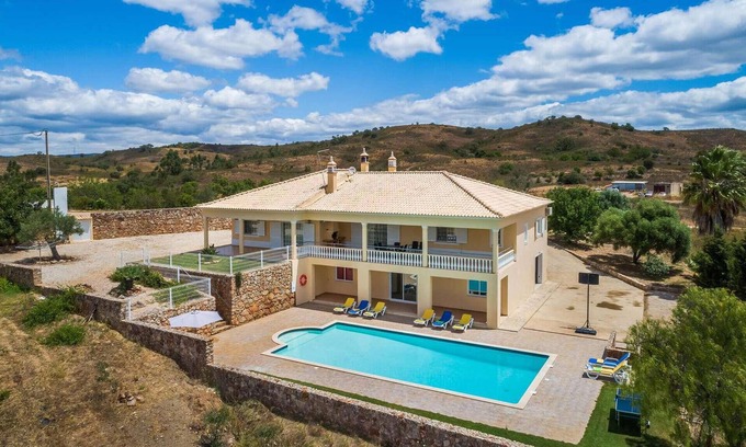 Silves House | Entrecolinas is the perfect country house for those looking for fresh air, it is located in the coun