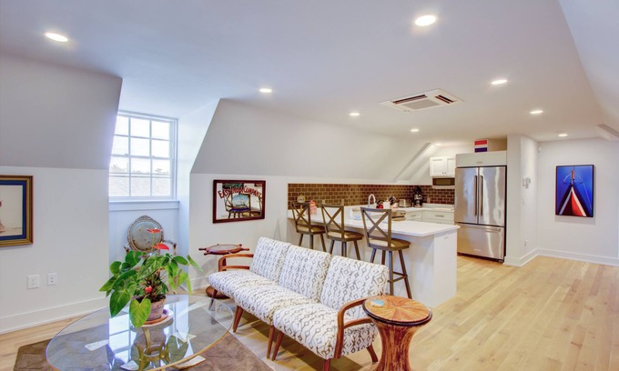 Charleston Historic District Condo | Prime Location with Pet-Friendly Amenities and Spa Access