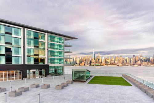 Weehawken Hotel | Stylish Envue Hotel: Pet-Friendly with Modern Amenities