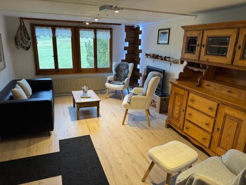 Frutigen Apartment | Enzian 4 Zi Ferienwohnung in Landhaus