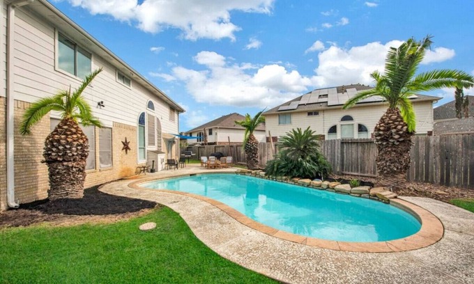 Barker Apartment | Family-Friendly 7-Bedroom Getaway with Private Pool