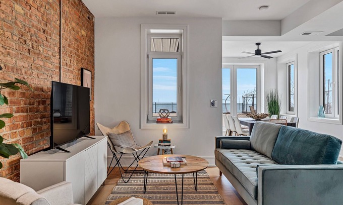 Chicago Apartment | Wake Up to Epic Lake Views and Sunrise Bliss at RedAwning