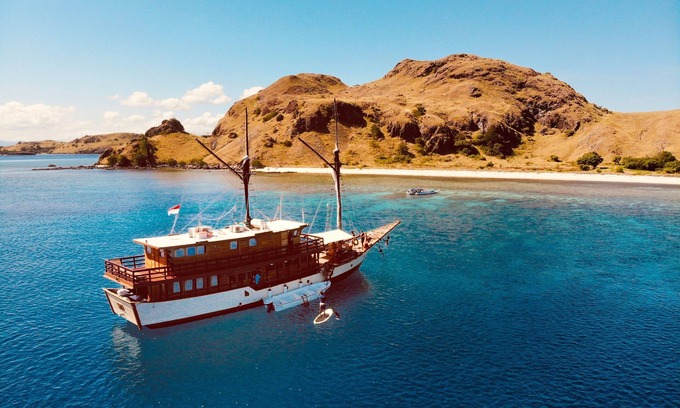 Labuan Bajo Boat Rental | Unforgettable Sails Around Flores Sea with Family-Friendly Amenities