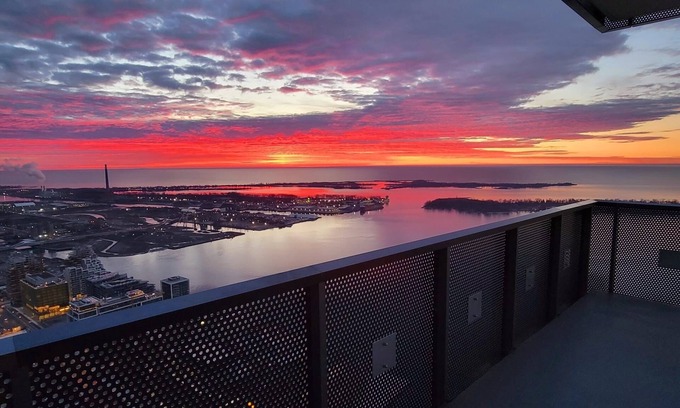 St. Lawrence Condo | Lakefront Executive Penthouse with Family-Friendly Amenities