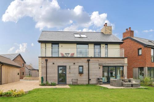 Holworth House | Discover Equinox: Family-Friendly Retreat with Private Pool