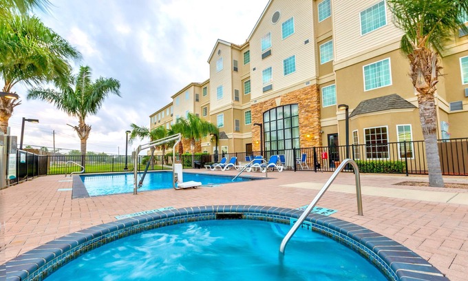 Brownsville Condo | Equipped King Suite with Pool & Free Daily Breakfast
