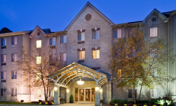 Oakbrook Terrace Condo | Convenient Suite Steps from Chicago's Attractions