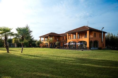 Cazzago Brabbia Hotel | Discover Equirelais: Pet-Friendly Stay with High Ratings
