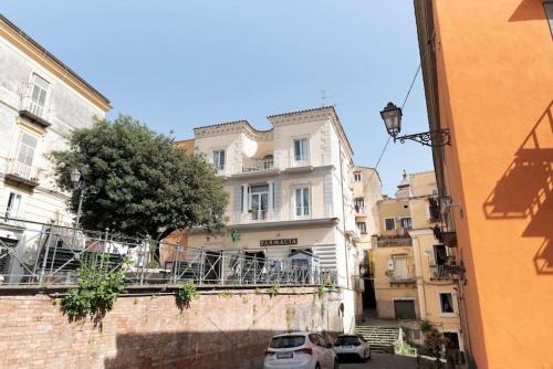 Sessa Aurunca Apartment | Elegant Ercole Flat: 4-Star Stay with Breakfast & Hot Tub