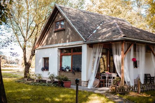 Baja House | Erdőszéli Házikó
