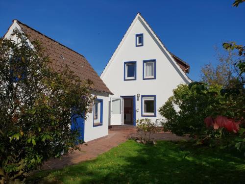Neuhaus House | Relaxing Getaway by the Sea - Pet Friendly North Sea Escape