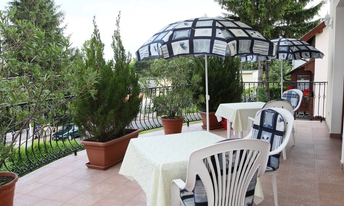Heviz Apartment | Erika Apartmanházak: Family-Friendly Retreat with Spa & Pool