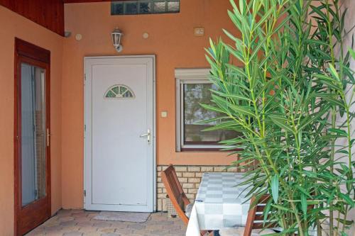 Gyula Apartment | Top-Rated Erika Mini Apartman with Oceanfront Views