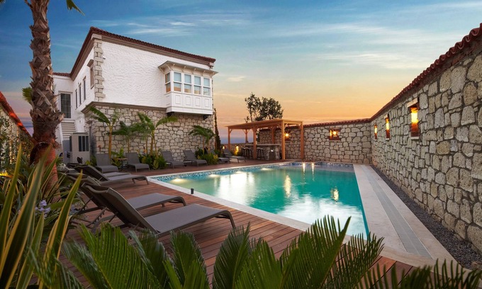 Alacati Hotel | Experience Elegance at Eritrina Otel with Pool & Dining