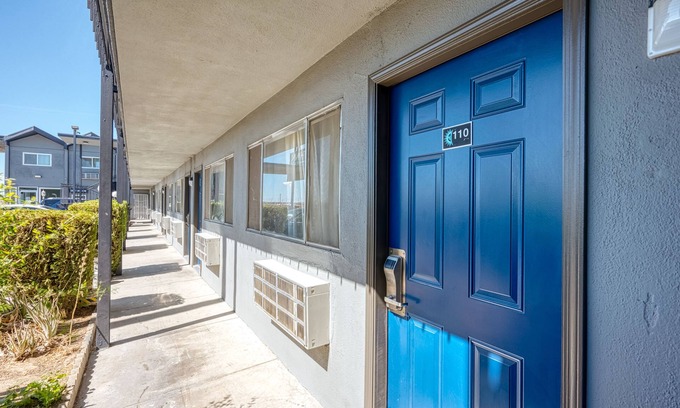 Mojave Hotel | Budget-Friendly ERTH INN by AGA with Breakfast & Kitchen
