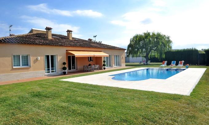 Calonge Villa | Relax in Style! Ideal Chalet Steps from the Beach