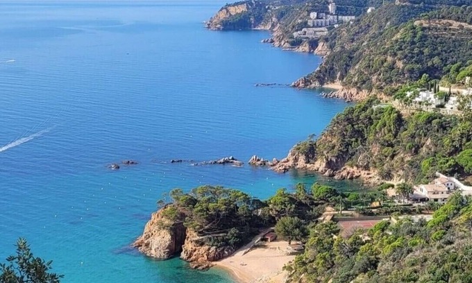 Canyet de Mar Villa | Inviting House with Sea Views, Steps from the Beach