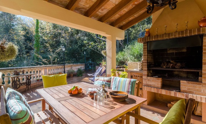 Lluc House | ES VINT I NOU - Enchanting Retreat with Scenic Mountain Views