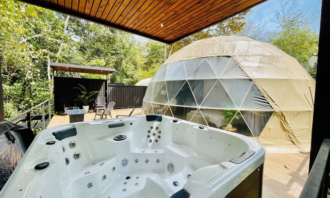 Cobano Hotel | Escápate al paraíso Domos con jacuzzi y terraza privada dentro de la naturaleza