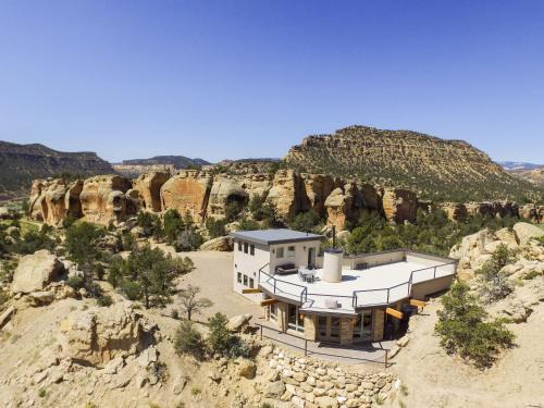Escalante House | Guest Rated 10/10: Escalante Cliff House with Dining Options