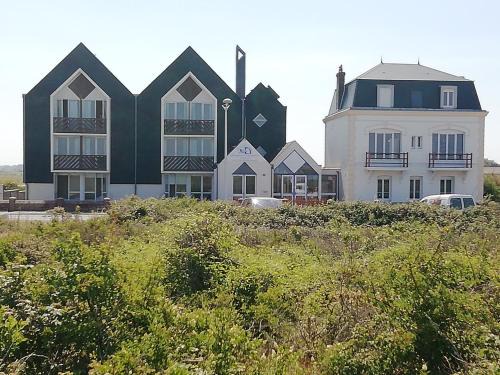Cayeux-sur-Mer Hotel | Cozy Oceanfront Retreat in Baie de Somme for Families