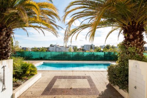 Merignac Apartment | Beau Studio: Oceanfront Haven with Pool & High Ratings