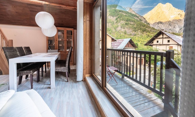 Vallouise-Pelvoux Apartment | Discover Escapadelia T4: Scenic Views and Cozy Amenities