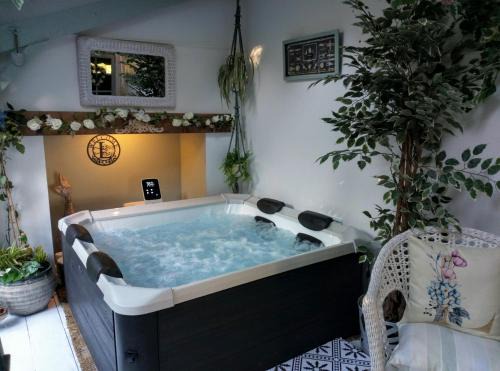 Loubezs-Bernac Apartment | Unique Romantic Escapes with Oceanfront Views & Hot Tub