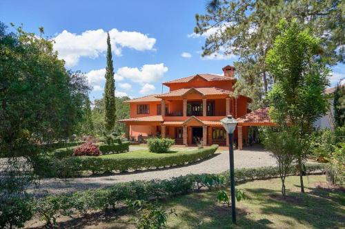 Urbanizacion Raul Ruiz Ski Chalet | Relaxing Harmony Chalet - Pet Friendly in Pinar del Sol