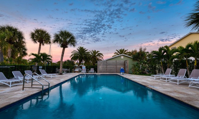 Nokomis Hotel | Top-Rated Escape Resort & Marina with Pool and Spa