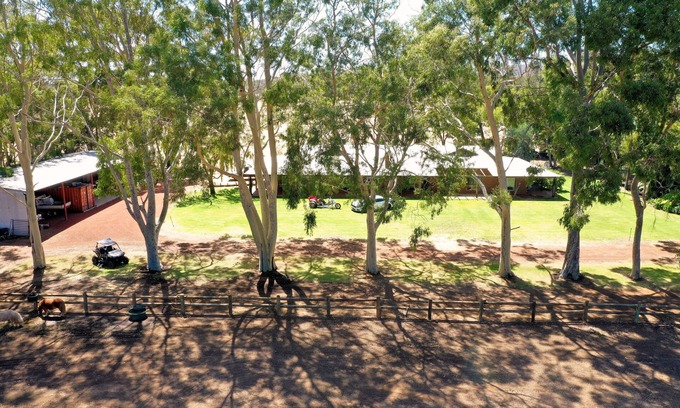 Hamel Other | Idyllic Country Retreat: Guest Rated 10/10 with Breakfast