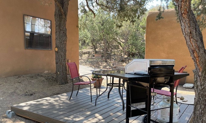 Northeast Santa Fe Cottage | Secluded Retreat Steps from the Plaza with Top Amenities