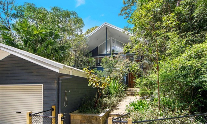 Pearl Beach House | Indulge in a Crystal Poolside Retreat with Spa Amenities