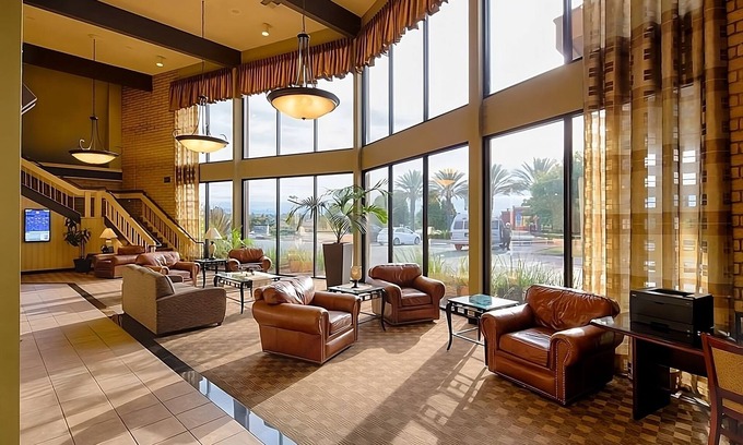 Redding Resort | Relax by the Pool Near Redding Convention Center