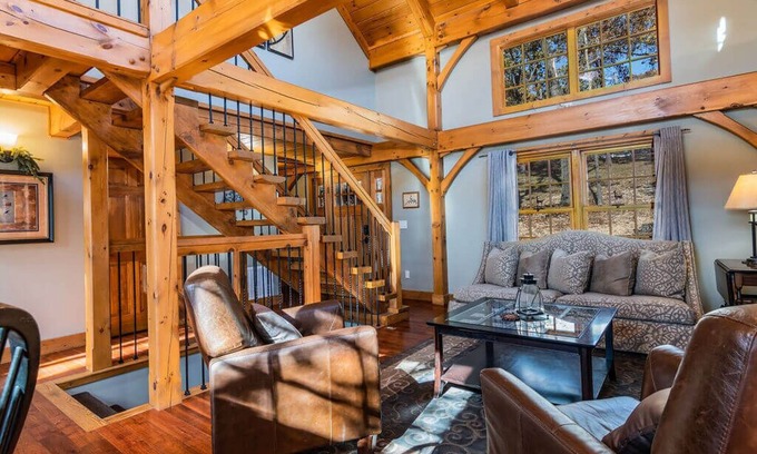 Blue Eye Cabin | Relax in a Spacious Post & Beam Home with Hot Tub Access