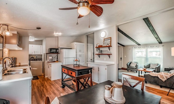 Philomath House | Discover a Breathtaking Country Getaway with Top Amenities