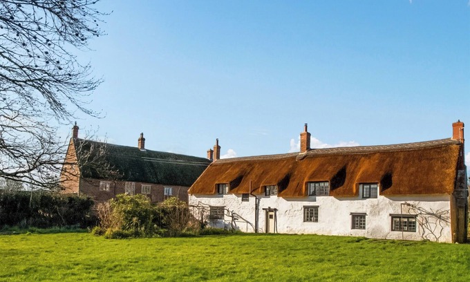 Ilton Cottage | Cozy Six-Bedroom Holiday Home with Lake Views in Ilton