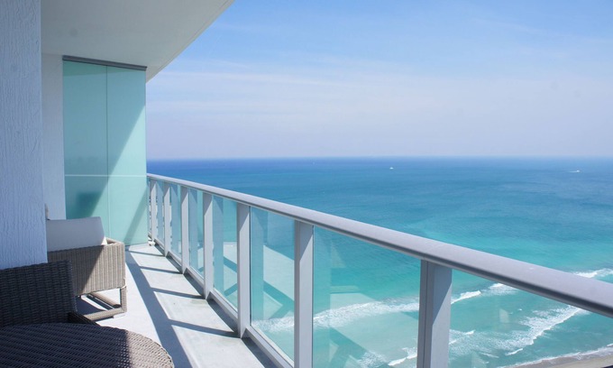 Hollywood South Central Beach Resort | Beachfront One Bedroom Apartment with Resort Amenities